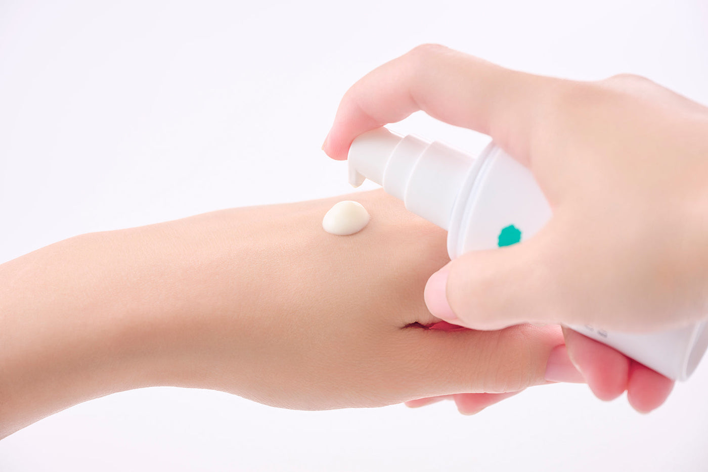 石井クリニック美容研究所が提案する「バイオハッキング・スキンケア」<br> <span style="font-size:75%;}">パーソナライズに欠かせない“セラミド”に変換される、生セラミド配合乳液<br>「デュアルRCエマルジョンヴェール」誕生</span>